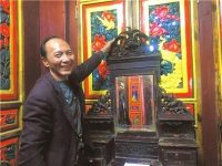 男子收集上萬構件拼成古宅 自稱價值上億元