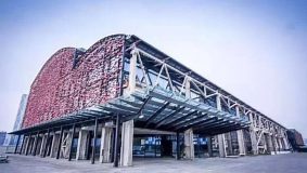 陸家嘴155歲老船廠變身藝術中心，有劇院有商場，舞臺背景就是黃浦江
