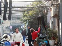 90年石庫門上空的“雞肚腸”不見了，黃浦完成首個石庫門里弄架空線落地項目
