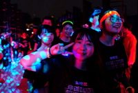 夏夜，3000夜跑人涂滿熒光油彩沿黃浦江奔跑，風靡全球的“熱波電跑”空降楊浦濱江