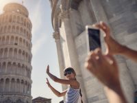 為了拍張照片去旅游？去網紅點打卡成年輕人旅行新“標準動作”