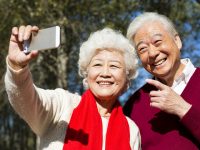 你家老人會用智能手機嗎？“銀發觸網”時代，嘉定讓老年人“潮”起來