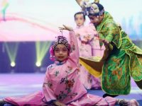 除了讓孩子領會開心、漂亮和微笑，這個海派的健身操舞大賽，也是對家長們的體育啟蒙！