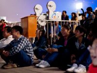 今天起，上海20多座公園綠地放映露天電影，這部“最火電影”將放200多遍！