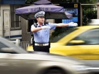 把馬路當成綠茵場排兵布陣，最會踢球的交警成了上海街頭“綠燈俠”