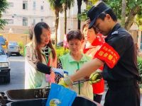 垃圾分類是居委大媽的活兒？上海這個街道的干部“班前班后一小時”蹲守垃圾箱房