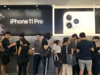 iPhone首發上演“真香”，單店開門前兩小時預定量超過500臺
