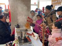 做糖葫蘆、畫糖畫、寫福字…這周末非遺集市走進社區，邊吃邊玩感受上海年味