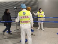 武漢抵達上海航班旅客下機即測體溫，上海兩大機場對公共區域、測溫通道重點消毒