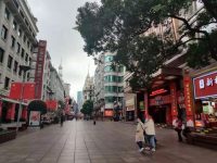 外灘南京東路，五分鐘才走過三五人，保潔員：想念熙熙攘攘的樣子