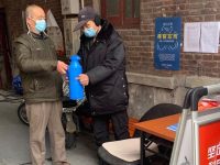 上海弄堂爺叔花式“投喂”小區“守夜人”，自制面包、面條、崇明糕……