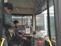 地鐵密織成一張巨網的上海，哪些人還在乘公交車？