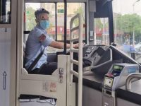 上海不少公交車上多了一道“門”，防爆鋼化玻璃材質，還可反鎖