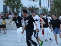 上海郊區大媽把廣場舞跳進鎮政府機關大院，鎮領導：挺好的，支持！