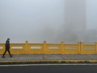 大霧橙色預警、部分路段現迷霧，早高峰上海道路通行情況如何？