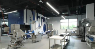 建成國內首個“開放創新中心”，閔行助力企業打造“出區”保稅展示廳